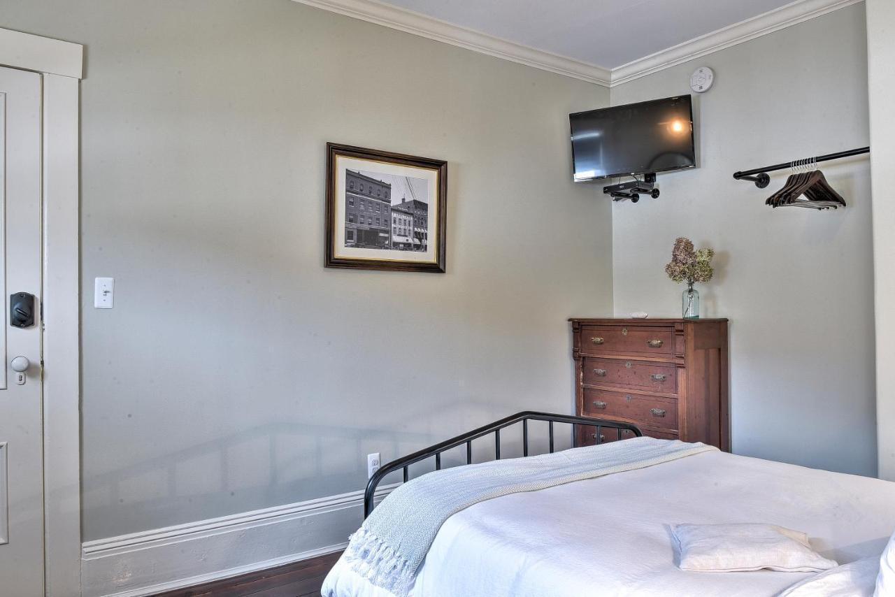 The Burrell House Hotel Keene Bagian luar foto